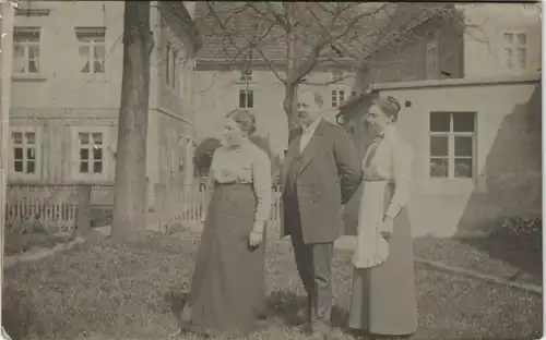 Foto Meiningen Mann und Frauen vor Haus 1929 Privatfoto