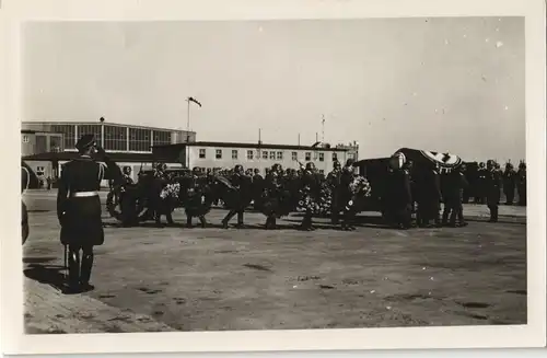 Militär/Propaganda - 2.WK (Zweiter Weltkrieg) Trauerzug Flughafen Luftwaffe 1942 Foto