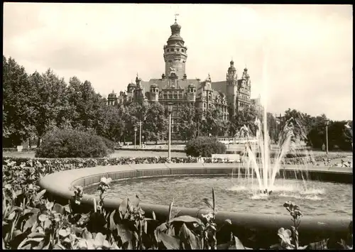 Ansichtskarte Leipzig Neues Rathaus; Wasserspiele davor 1964