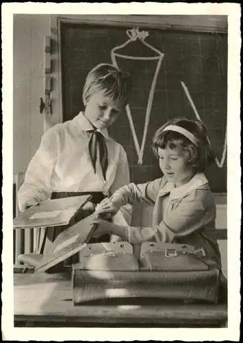 Ansichtskarte  Glückwunsch Schulanfang Einschulung Kinder packen Ranzen 1967