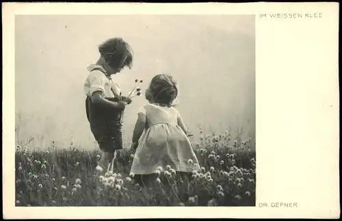 Menschen/Soziales Leben - Kinder Junge Mädchen im weißen Klee 1934