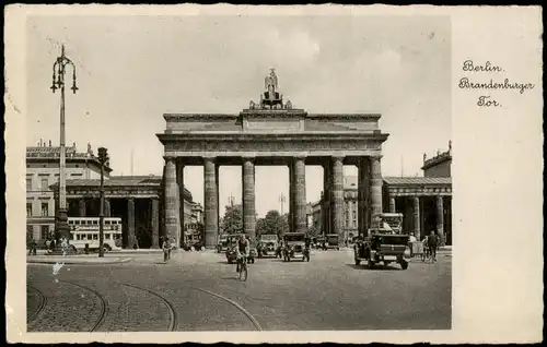 Ansichtskarte Mitte-Berlin Verkehr rollt durch das Brandenburger Tor 1937