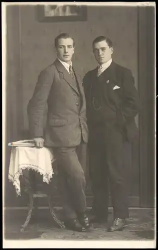 Menschen Soziales Leben 2 Männer posieren für Photo Foto 1920 Privatfoto