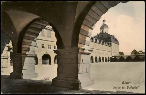 Ansichtskarte Gotha Partie im Schloßhof 109