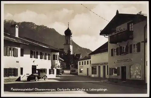 Ansichtskarte Oberammergau Dorfpartie mit Kirche u. Labergebirge. Auto 1932