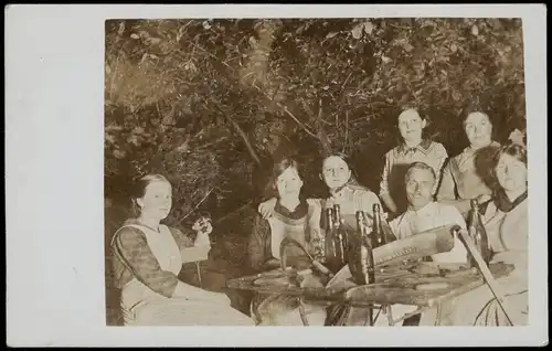 Soziales Leben - Frauen und Mann beim Umtrunk im Wald 1912 Privatfoto