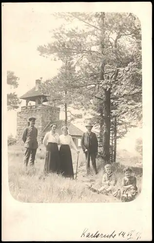 Karlsruhe Aussichtsturm, Frauen Kinder u. Soldaten 1917 Privatfoto