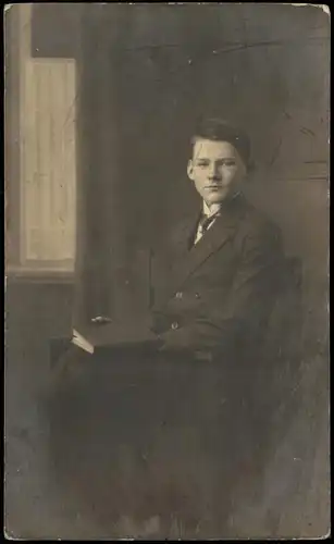 Menschen/Soziales Leben - Kinder Junge auf Stuhl Anzug 1913 Privatfoto