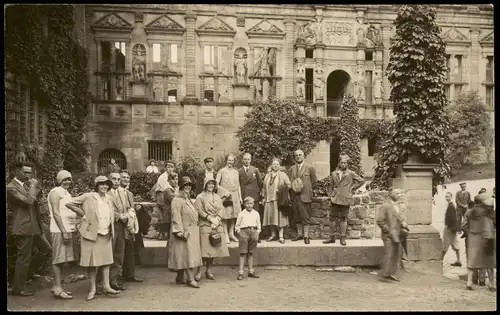 Ansichtskarte Heidelberg Schloßhof - Besuchergruppe 1928