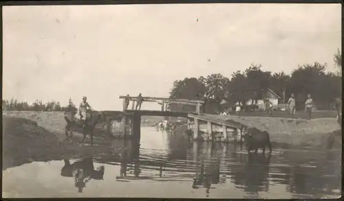 Ansichtskarte  Militär/Propaganda 1.WK Soldaten Dorf Holzbrücke Ochse 1915