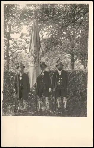 Foto  Jagd / Jäger Jagdgewand Fahne Gewehr 1926 Privatfoto