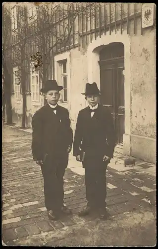 Menschen/Soziales Leben - Kinder Jungen vor Standesamt 1922 Privatfoto