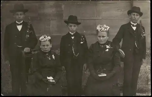 Menschen/Soziales Kinder Jungen im Anzug, Mädchen in Tracht 1915 Privatfoto