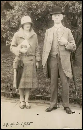 Ansichtskarte  Mann im Anzug mit Schirm und Melone, Frau im Mantel 1930