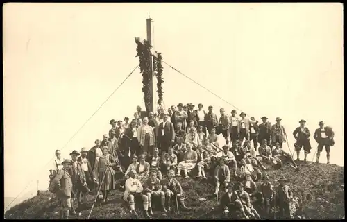 Bad Tölz Geschmücktes Kreuz Berggipefel und Menschengruppe 1928