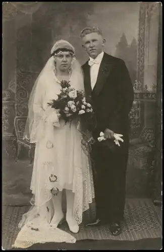Ansichtskarte  Hochzeit - Braut, Bräutogam - Atelierfoto 1922