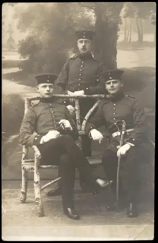 Ansichtskarte Torgau Atelierfoto drei Soldaten Militaria 1912 Privatfoto