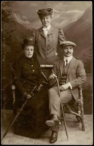 Foto  Atelierfoto: Mann mit zwei Frauen 1912 Privatfoto