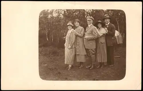 Ansichtskarte  Männer und Frauen im Wald Gruppenbild Mode 1925 Privatfoto