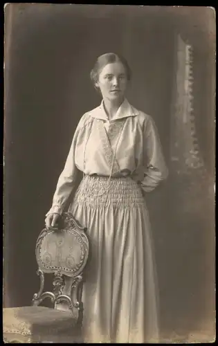 Menschen / Soziales Leben schöne junge Frau vor Stuhl 1916 Privatfoto