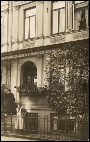 Foto AK Bremen Stadtvilla mit Dame und Bediensteter 1910   gel. Stempel Bremen