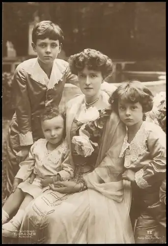 Ansichtskarte  Feine Dame mit Kindern Adel Fotokarte 1915