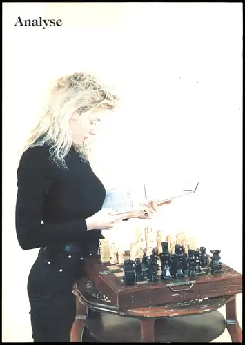 Ansichtskarte  Schach Chess - Spiel, schöne Frau am Schachbrett Analyse 2001