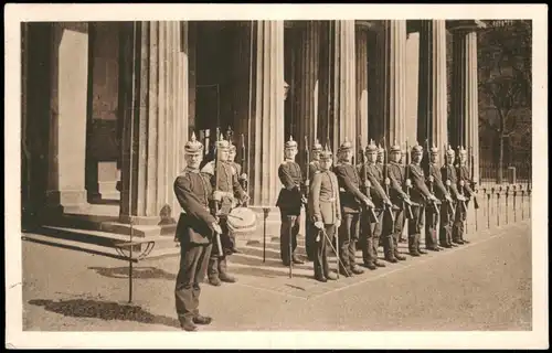 Berlin „Achtung! Präsentiert das Gewehr!" Ablösung Wache BERLINER TYPEN 1914