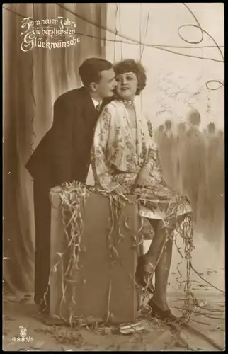 Ansichtskarte  Neujahr Sylvester New Year Liebespaar feiert Mode Kleid 1930