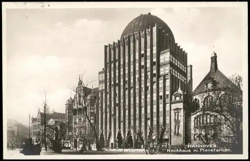 Ansichtskarte Hannover Hochhaus m. Planetarium, Straßenpartie Fotokarte 1932