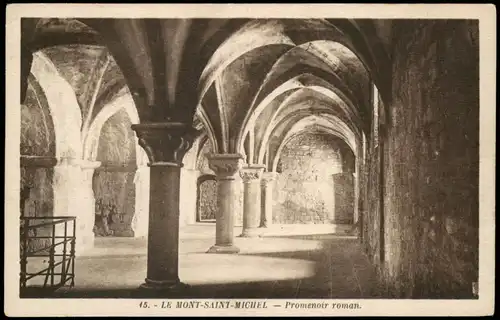 CPA Le Mont-Saint-Michel LE MONT-SAINT-MICHEL Promenoir roman 1920
