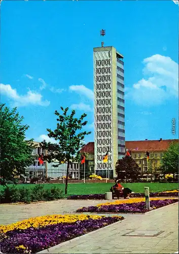 Neubrandenburg Haus der Kultur und Bildung mit Blumenbeete im Vordergrund 1979