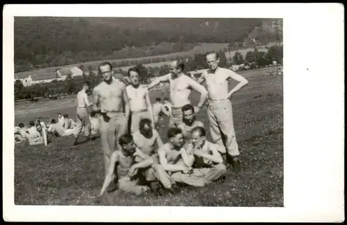 Ansichtskarte  Menschen / Soziales Leben - Junge Männer auf der Wiese 1940