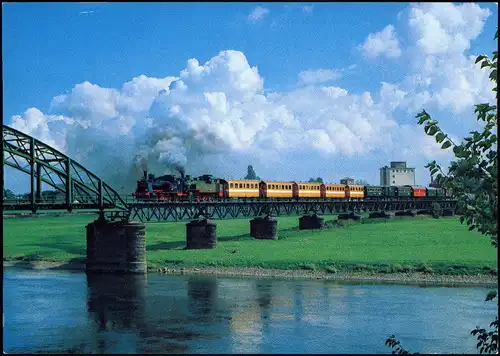 Dampflokomotiven mit langem MEM-Zug auf der Weserbrücke in Minden 1980
