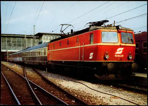 ÖBB elektrische Schnellzug-Lokomotive im Bahnhof München 1979