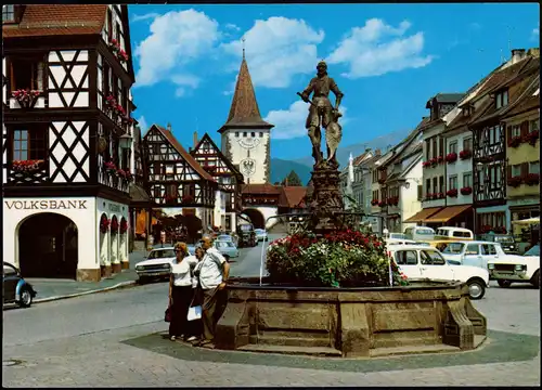 Gengenbach (Schwarzwald) Marktplatz, Volksbank, Brunnen, Autos 1970