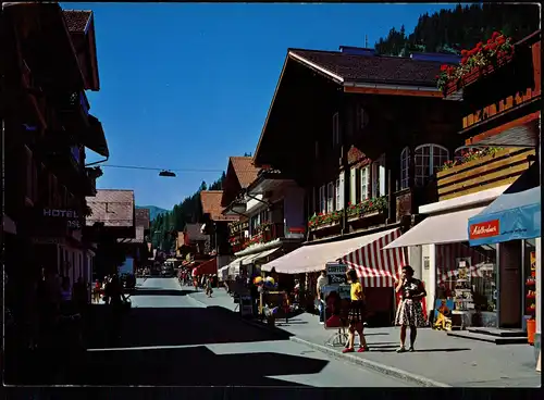 Ansichtskarte Adelboden Dorfstrasse mit Leuten u. Geschäfte 1975