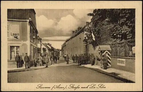 CPA Sissonne Straße nach La Selve, Soldaten Posten 1917
