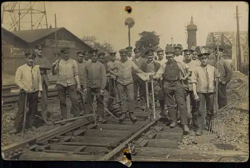 Bauarbeiter, vor Eisenbahnbrücke, Spedtionshallen 1915 Privatfoto