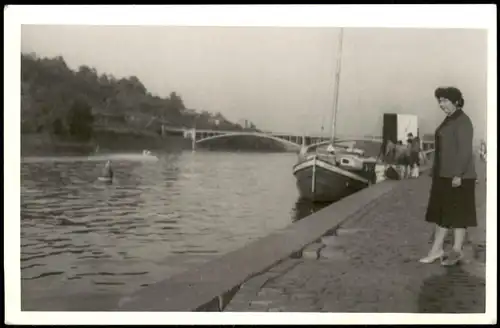 Ansichtskarte  Frau am Fluß, Brücke und Boot 1962