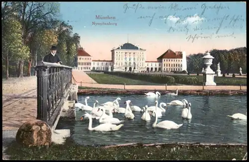 München Schloss Nymphenburg, Mann beim Füttern der Schwäne 1928