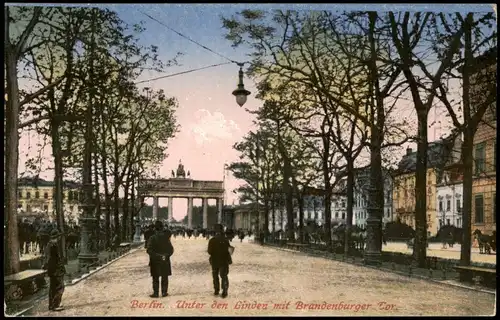 Ansichtskarte Mitte-Berlin Unter den Linden mit Brandenburger Tor, belebt 1913