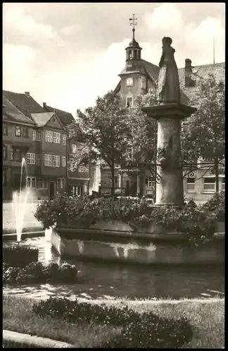 Ansichtskarte Schleusingen Marktplatz Partie mit Brunnen Anlage 1967