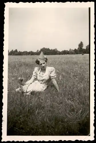 Menschen / Soziales Leben - Frau mit Hüttchen auf der Wiese 1952 Privatfoto Foto