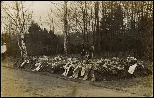 Militär/Propaganda 1.WK (Erster Weltkrieg) gemücktes Kriegergrab 1916 Privatfoto