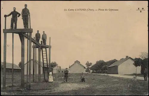 CPA Avord (Cher) Camp Place du Gymnase - Soldaten 1916