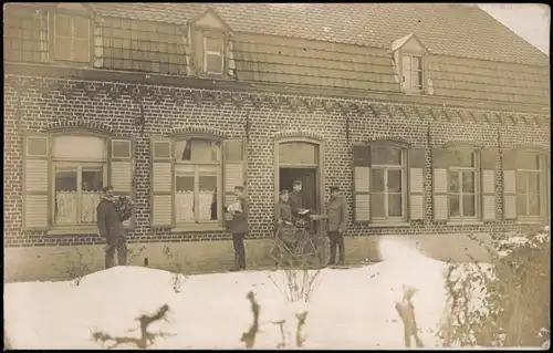Ansichtskarte  Soldaten im Winter vor Ziegelhaus Fotokarte WK1 1915