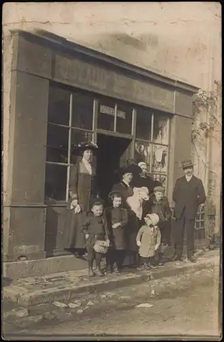 .Frankreich Frankreich/Französische Typen Familie vor Ladengeschäft 1909