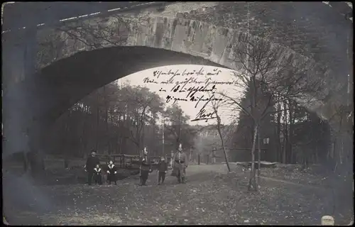 Ansichtskarte  Soldaten Kinder unter   Brücke WK1 1916 Stempel Dresden Neustadt