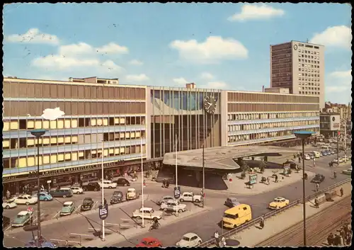 München Hauptbahnhof - Außenansicht mit parkenden Pkw's im Vordergrund 1963